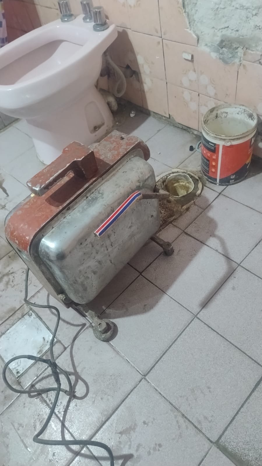 Remoción de sedimentos industriales y lodos en desagües de talleres en Lanús